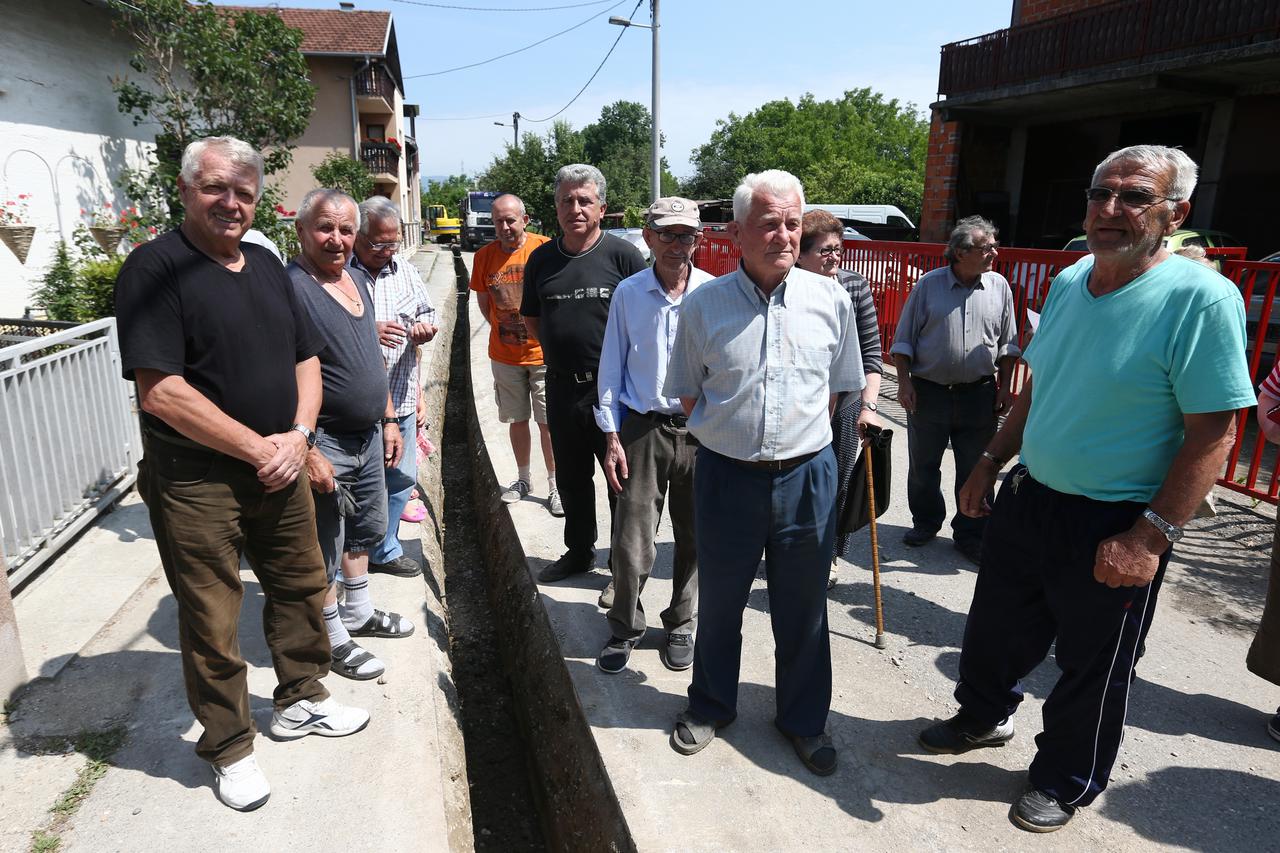 08.06.2016., Zagreb - Stanari ulice Ledinski put u naselju Sveta Klara nemaju vodu niti kanalizaciju a grad im uvodi plin. Zale se da nemaju uvjete za zivot.  Photo: Zeljko Lukunic/PIXSELL