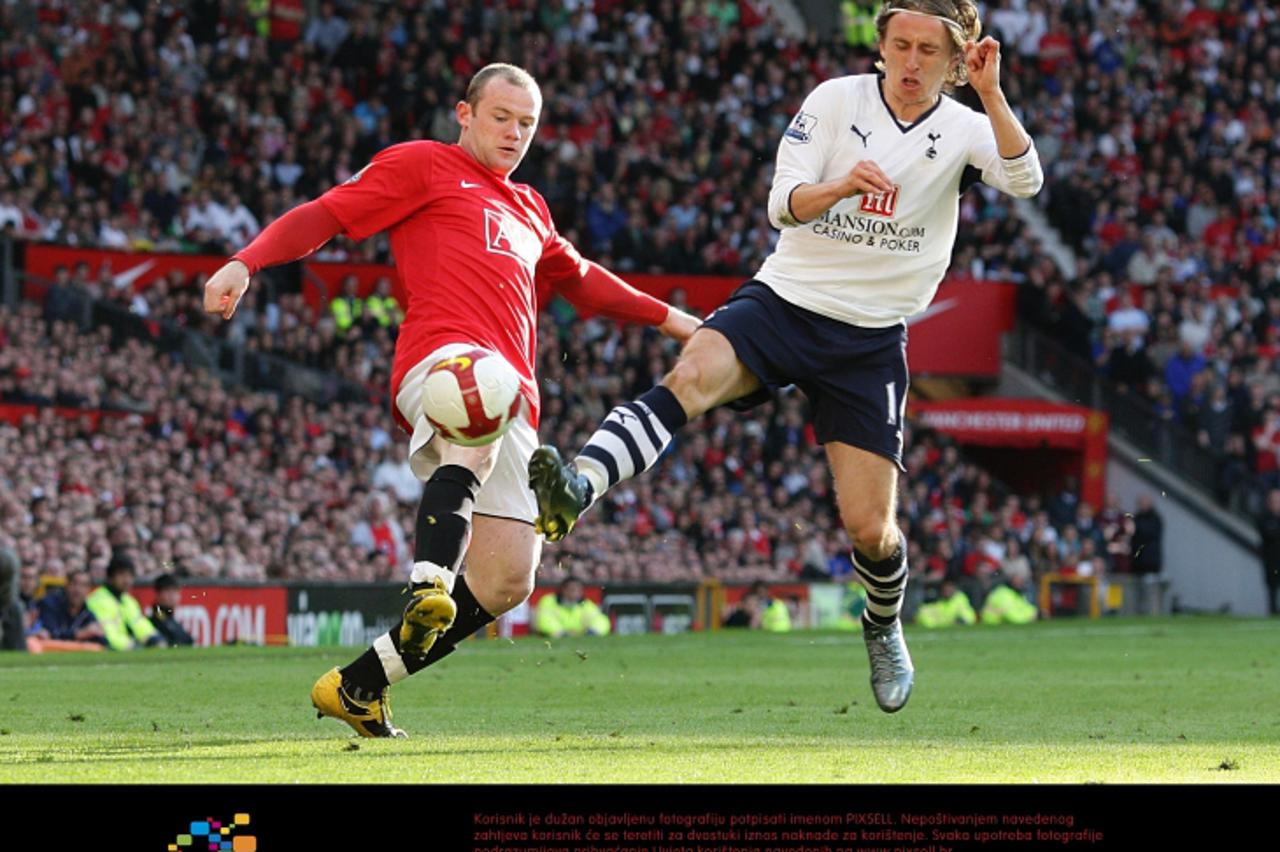 'Soccer - Barclays Premier League - Manchester United v Tottenham Hotspur - Old Trafford Manchester United\'s Wayne Rooney (left) and Tottenham Hotspur\'s Luka Modric battle for the ball.'