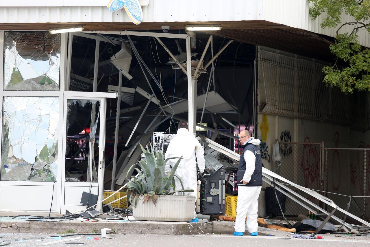 raznesen i opljačkan bankomat