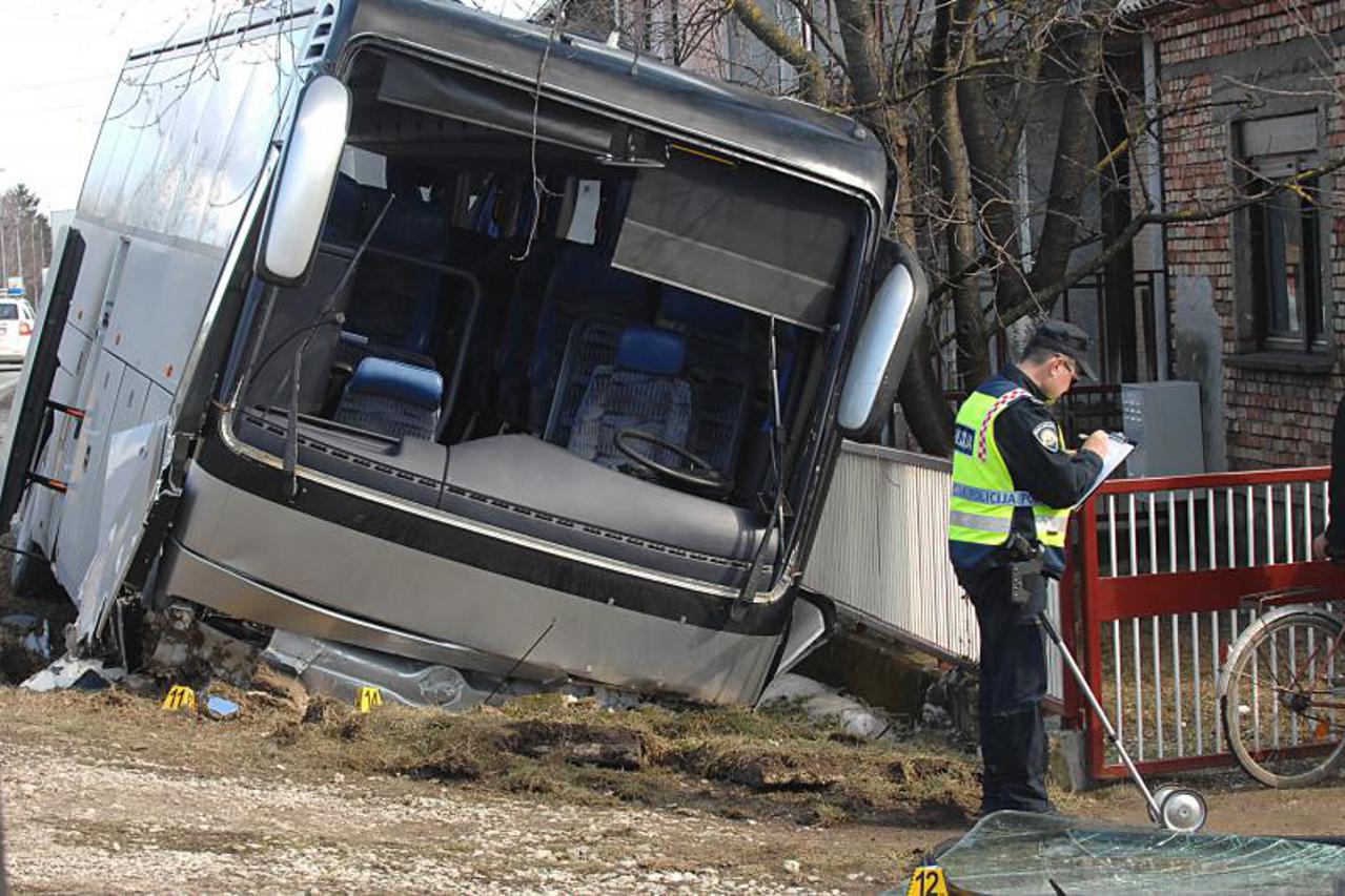 Sudar autobusa i traktora (1)