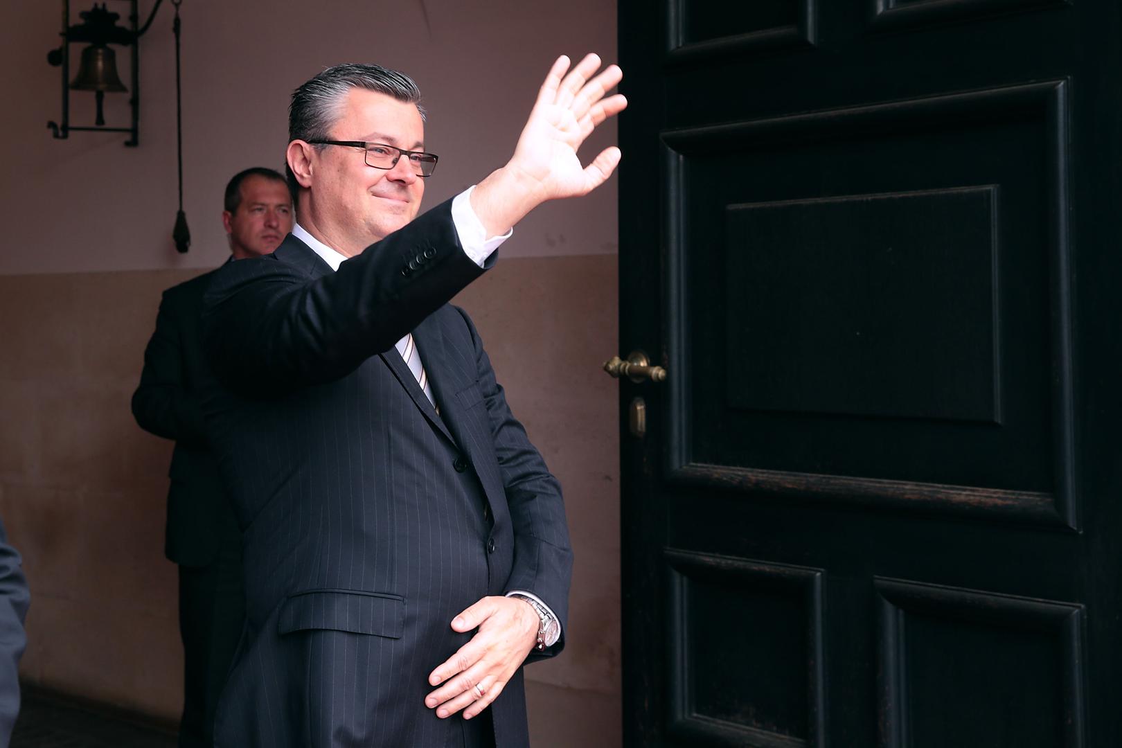 Orešković je novoj Vladi uputio i tri poruke. Pozvao je na održavanje fiskalne discipline, provedbu reformi i bolje upravljanje državnim poduzećima. Među područjima u kojima je smatrao da su promjene nužne naveo je porezni sustav, javnu upravu i zdravstvo. U javnoj nabavi vidio je prostor za uštede, a u učinkovitijem upravljanju državnim kompanijama mogućnost za dodatni gospodarski rast. 