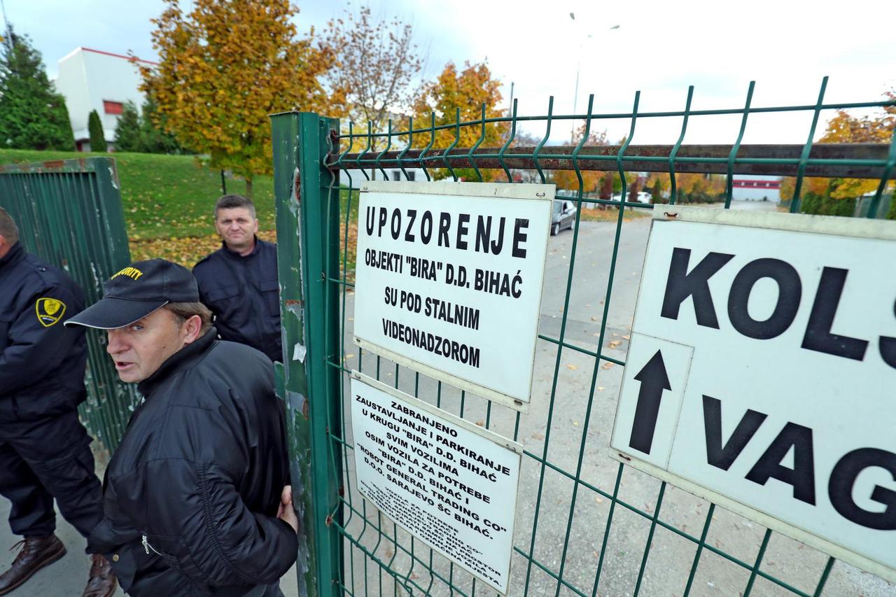 Dio migranata autobusom prevezen u prihvatni centar Bira