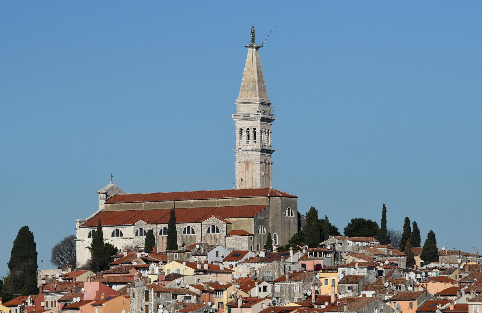 Smješten na zapadnoj obali Istre, Rovinj je poznat po svojoj slikovitoj ribarskoj luci, starim kamenim ulicama i šarmantnim restoranima.