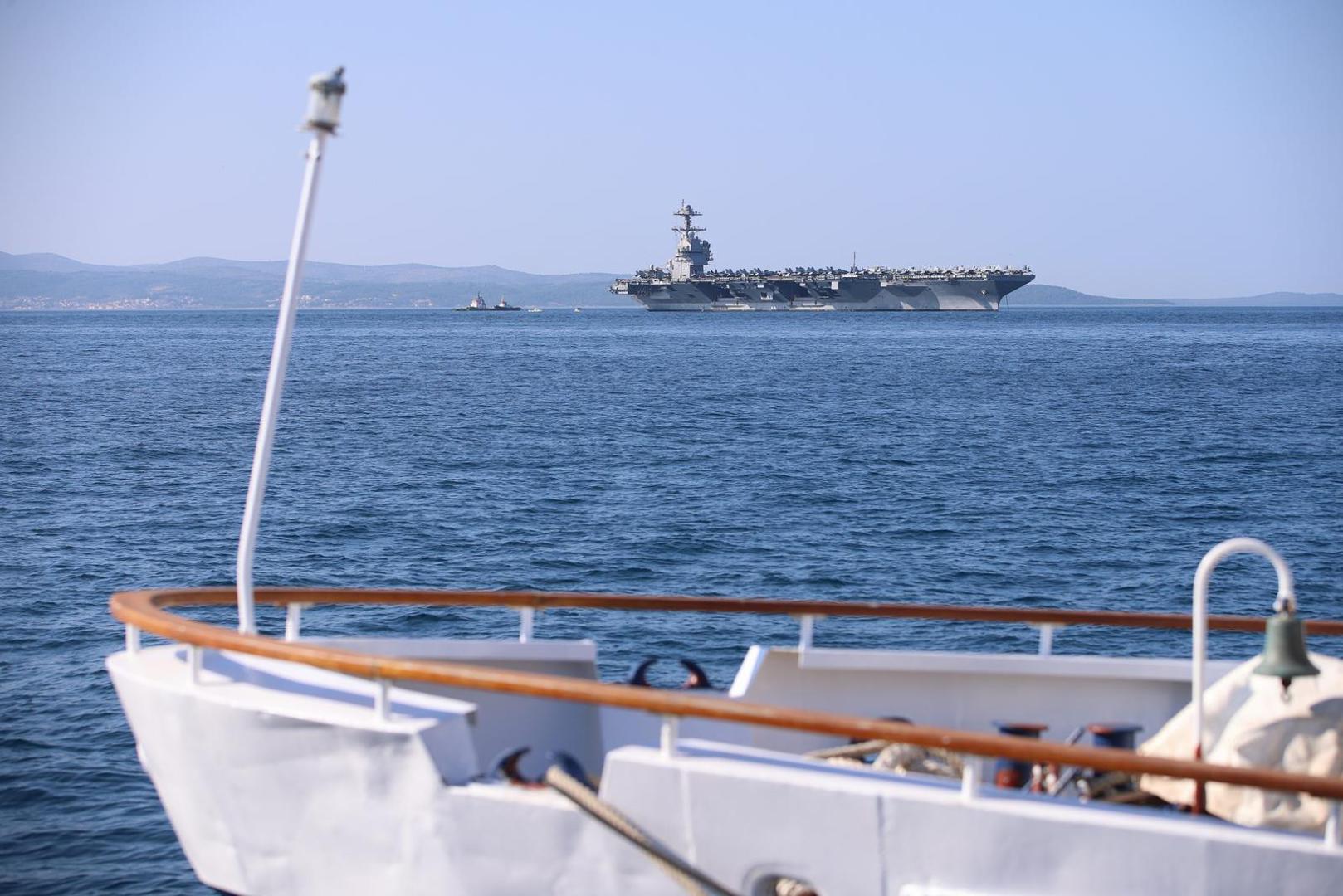 26.06.2023.,Split - Ponos americke mornarice, najmoderniji nosac zrakoplova na nuklearni pogon "USS Gerald R. Ford" uplovio je jutros u Split.Golemi brod, koji privlaci poglede Splicana i turista, najveci je ratni brod u povijesti. Dugacak je više od 330, a visok 76 metara, poput solidnog nebodera, s 25 paluba. Gradnja je stajala 12,8 milijardi dolara, a jos je 4,7 milijardi utroseno za istrazivanje i razvoj. Moze nositi 75 zrakoplova. Posadu, ukljucujuci zrakoplovno osoblje, cini 4500 ljudi. Photo: Zvonimir Barisin/PIXSELL