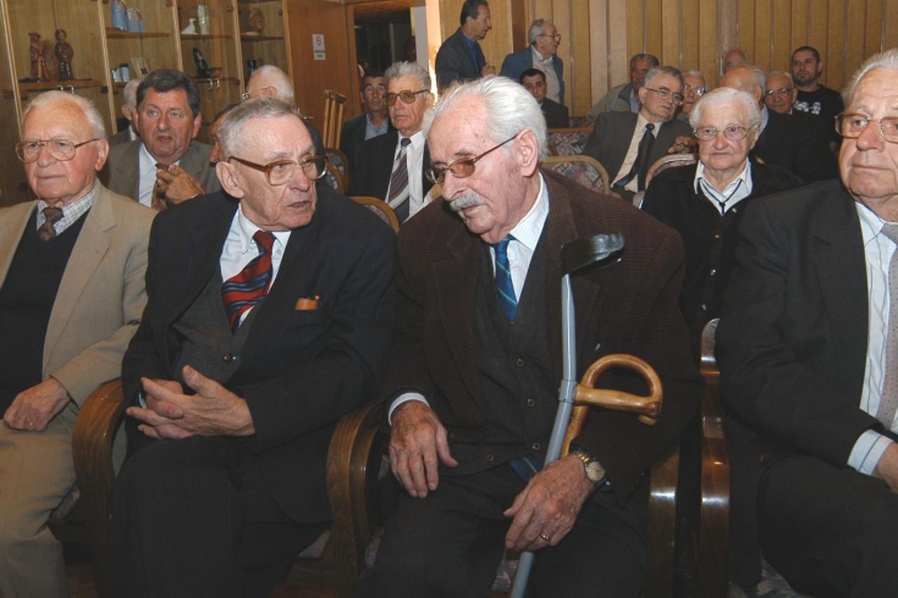 'karlovac izborna skupstina antifasista, josip boljkovac drugi slijeva...200407 snimila kristina stedul-fabac'