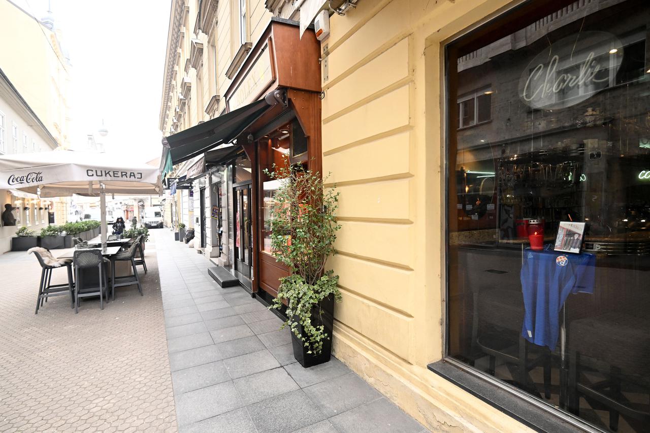 Zagreb: Fotografija Ćire na dresu Dinama uz lampion u izlogu kafića Charlie