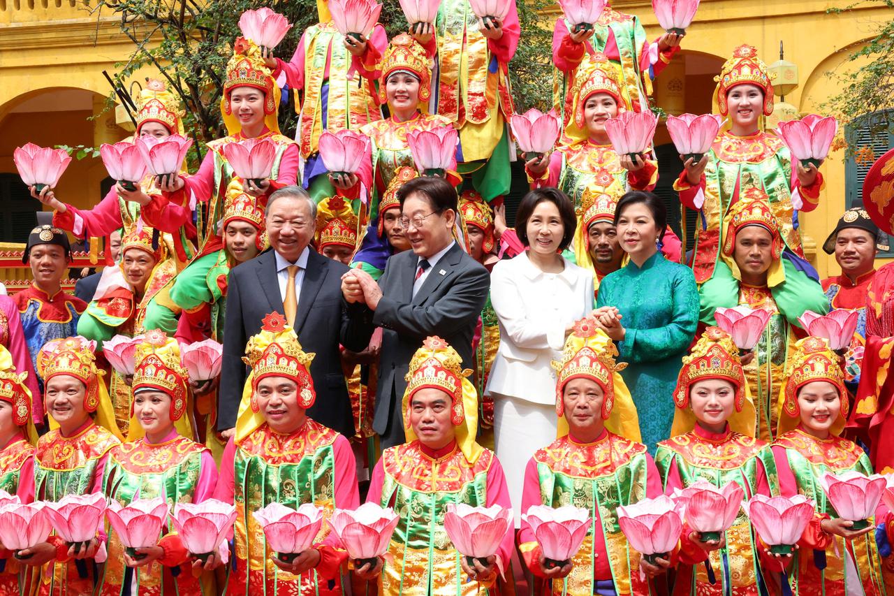 South Korean President visits the Thang Long Imperial Citadel in Hanoi
