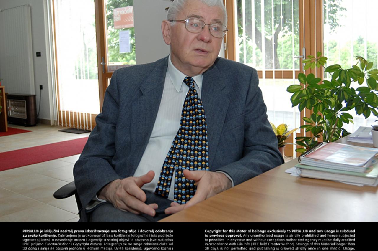 '28.05.2013., Sisak - Umirovljeni novinar Vladimir Friedl nema novca da ode u posjetu tesko bolesnoj kcerki u Ljubljanu. Photo: Nikola Cutuk/PIXSELL'