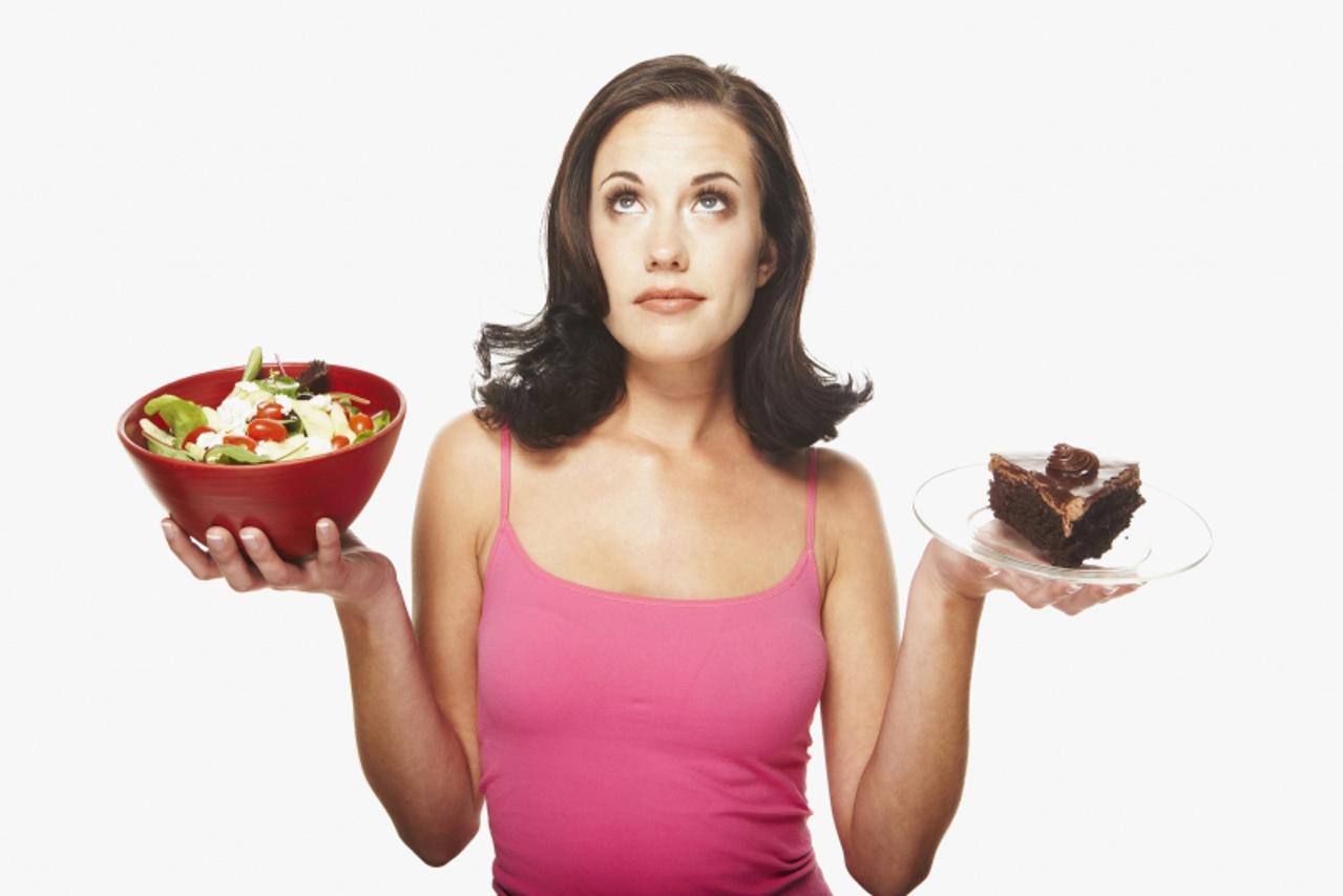 \'Zdrav zivot...zena na dijeti....dijeta...kolac...salata... OBAVEZNO POTPISATI: Photos.com\'