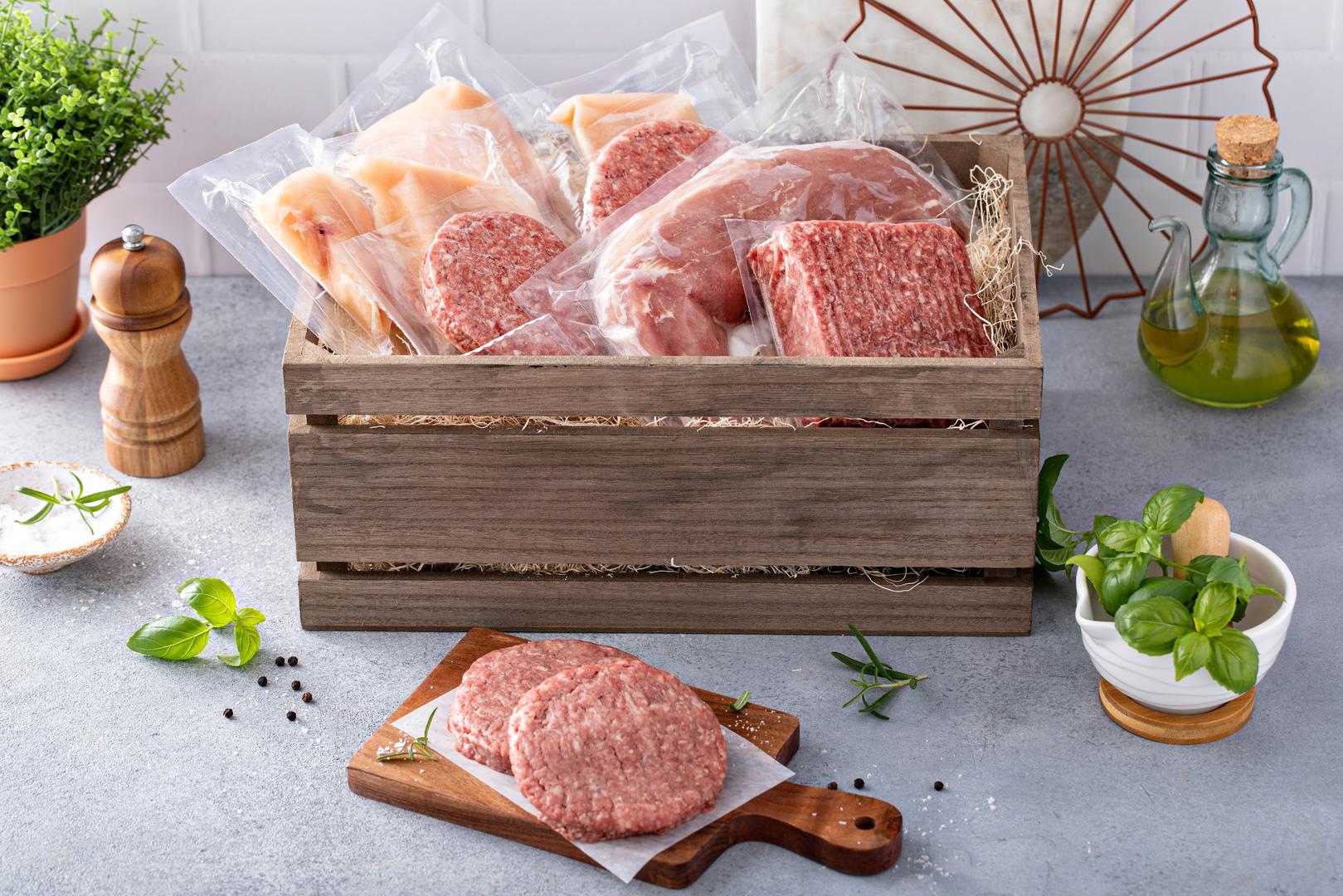 Mljevena govedina i perad: Budući da je mljeveno meso obično jeftinije od vrhunskih komada i obično se koristi za jela kao što su hamburgeri, mesne štruce i mesne okruglice (koja uključuju druge sastojke i nadjeve koji prikrivaju okus mesa), stručnjaci su rekli da je u redu kupiti ih u trgovinama mješovitom robom. No mesar Luis Mata rekao je: „Proizvodi od mljevenog mesa, osobito mljevena govedina i piletina, artikli su koje bih izbjegavao kupovati u trgovinama. Većina ovih proizvoda dolazi prethodno samljevena iz velikih pogona za preradu mesa, gdje je rizik od kontaminacije znatno veći. Taj proces može ugroziti okus i kvalitetu mesa. Kvalitetni mesari najčešće sami melju meso i koriste vrhunske komade mesa." 