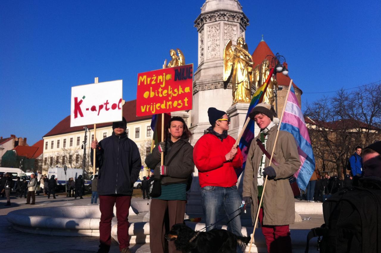 Prosvjed pred katedralom