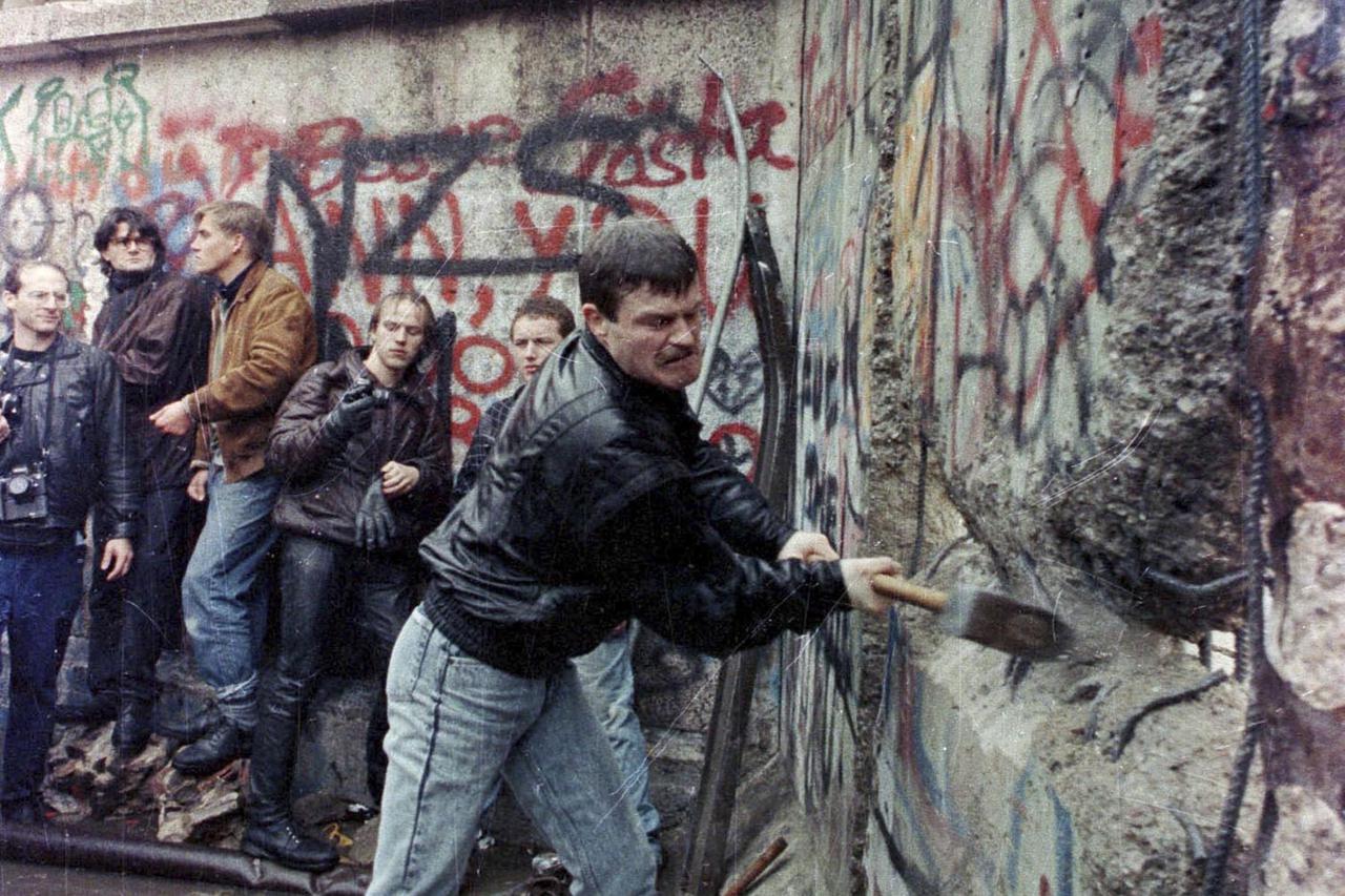 Berlin Wall as East Berlin border guards look on from above the Brandenburg Gate in Berlin in this file picture taken November 11, 1989. Germany will celebrate the 25th anniversary of the fall of the wall on November 9, 2014