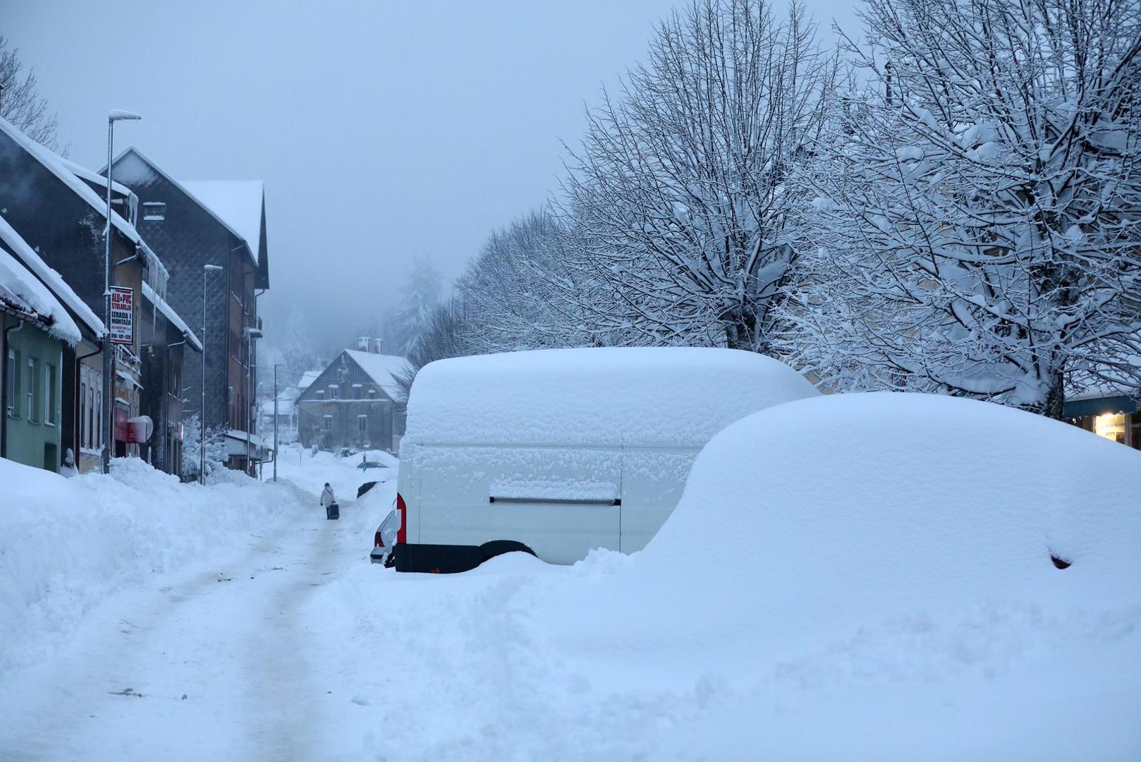 23.01.2023., Kupjak, Zalesina, Delnice - Velike kolicine snijega otezavaju zivot Goranima i putnicima u cestovnom i zeljeznickom prometu.  Photo: Goran Kovacic/PIXSELL