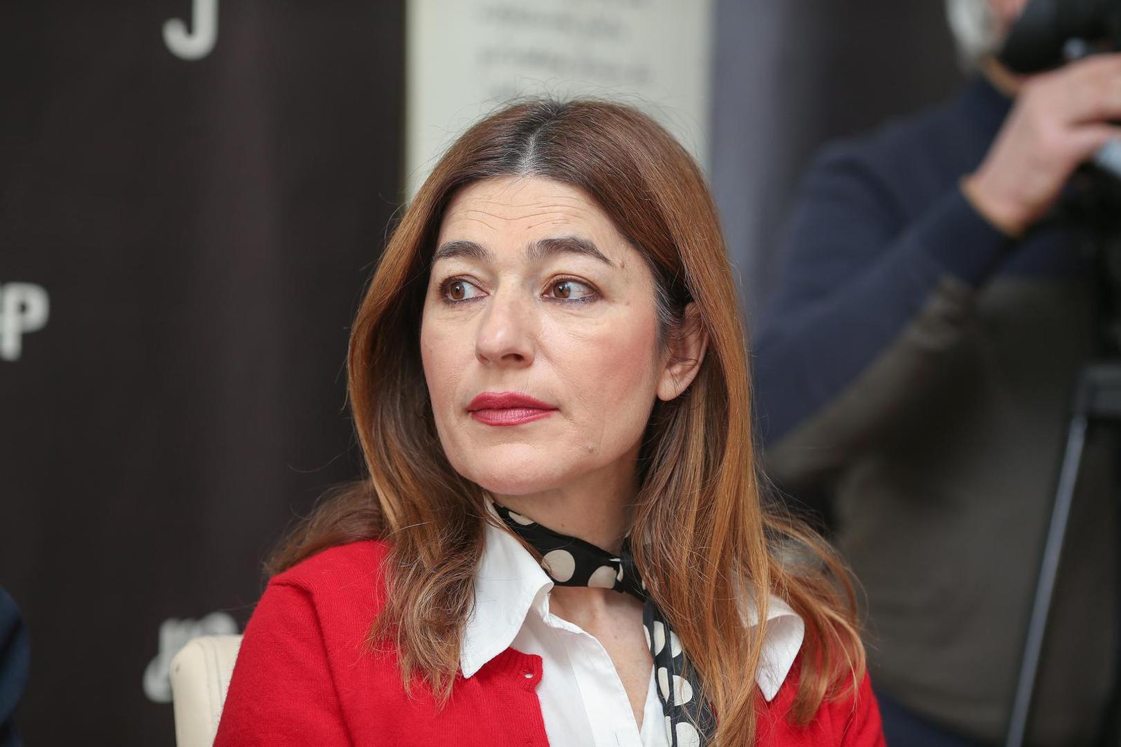 Inače, Sepčić je glumiti počela u svojim mladim danima, a diplomirala je na kazališnoj i filmskoj Akademiji Tisch School of the Arts u New Yorku. Kći je hrvatskog koncertnog pijanista i glazbenog pedagoga Branka Sepčića.
