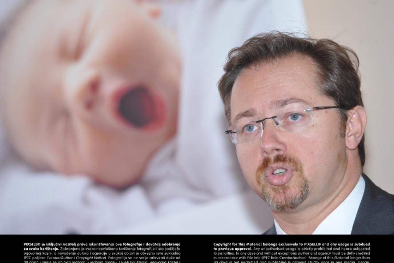 '01.08.2012., Zagreb - Ministar zdravlja Rajko Ostojic u prostorijama HZZO-a predstavio je eListu cekanja. Uz ministra na predstavljanju projekta bio je Sinisa Varga. Photo: Marko Lukunic/PIXSELL'