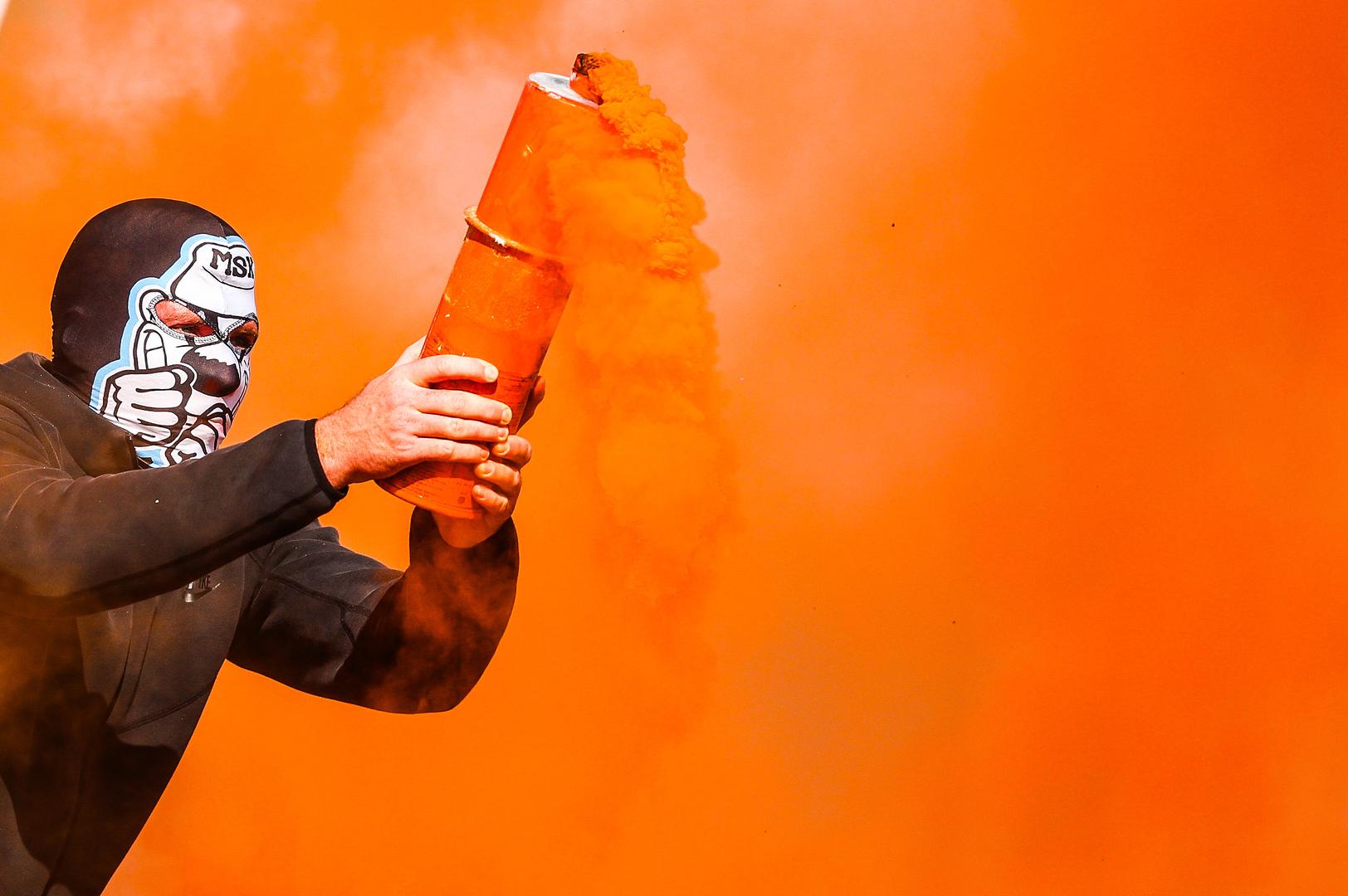 Pripadnik Armade drži veliku dimnu bombu tijekom utakmice protiv Slaven Belupa