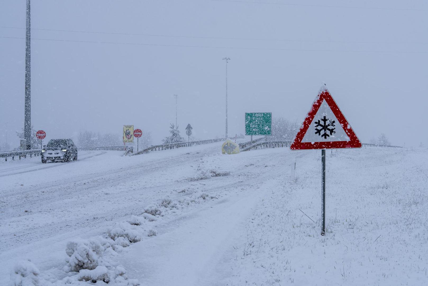 Lika: DC1 Donji Vaganac-Vrelo Koreničko, DC23 Jezerane-Žuta Lokva-Senj, DC25 Korenica-Lički Osik-Karlobag, DC42 Saborsko-Poljanak, DC50 Žuta Lokva-Lički Osik, DC52 Vrelo Koreničko-Prozor, DC217 Ličko Petrovo Selo- Novo Selo Koreničko, DC218 Nebljusi-Donji Lapac-Bjelopolje, DC429 Smoljanac-Prijeboj i na svim lokalnim i županijskim cestama na području Senja.
