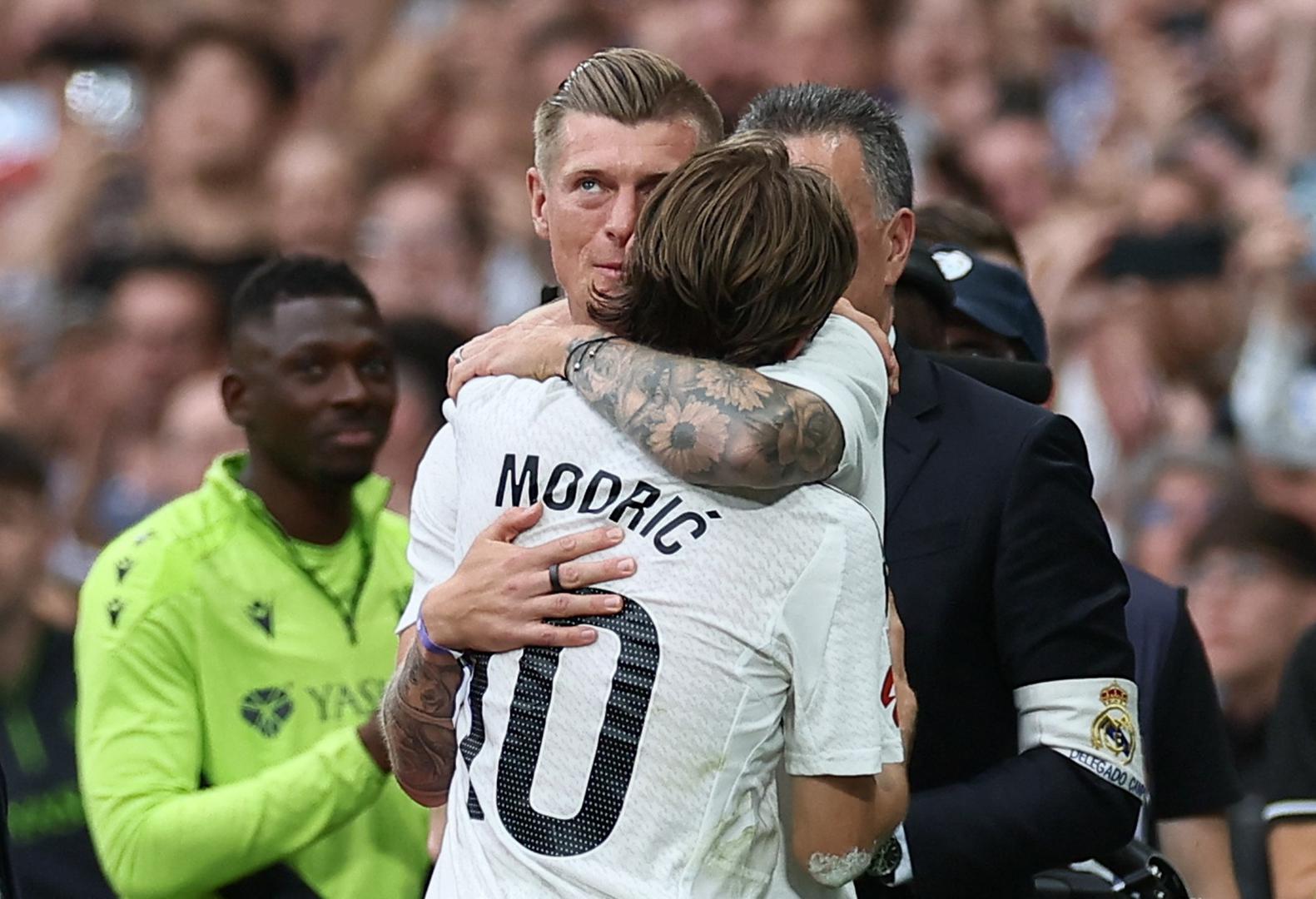 Na oproštajnoj utakmici bile su i legende Reala, a posebno emotivan bio je zagrljaj s Tonijem Kroosom, dugogodišnjim suradnikom u sredini terena s kojim je Modrić osvajao brojne trofeje u Realu