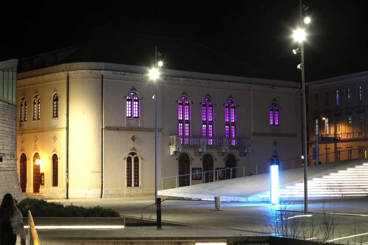Šibenski HNK i katedrala sv. Jakova osvijetljeni ljubičastom bojom u znak podrške osobama s epilepsijom