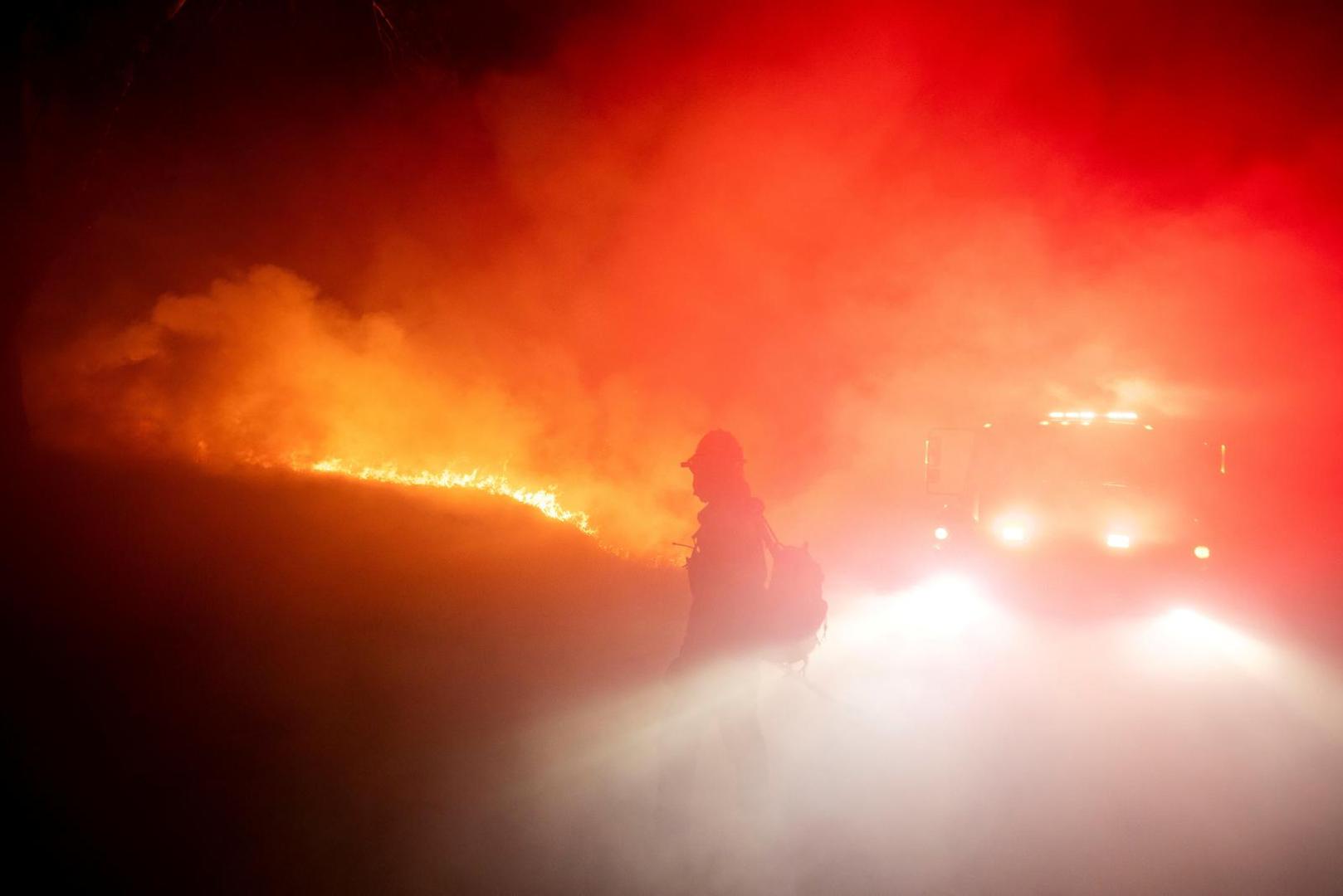 A firefighter battles the Hughes Fire near Castaic Lake, north of Santa Clarita, California, U.S. January 22, 2025.  REUTERS/Ringo Chiu     TPX IMAGES OF THE DAY Photo: RINGO CHIU/REUTERS