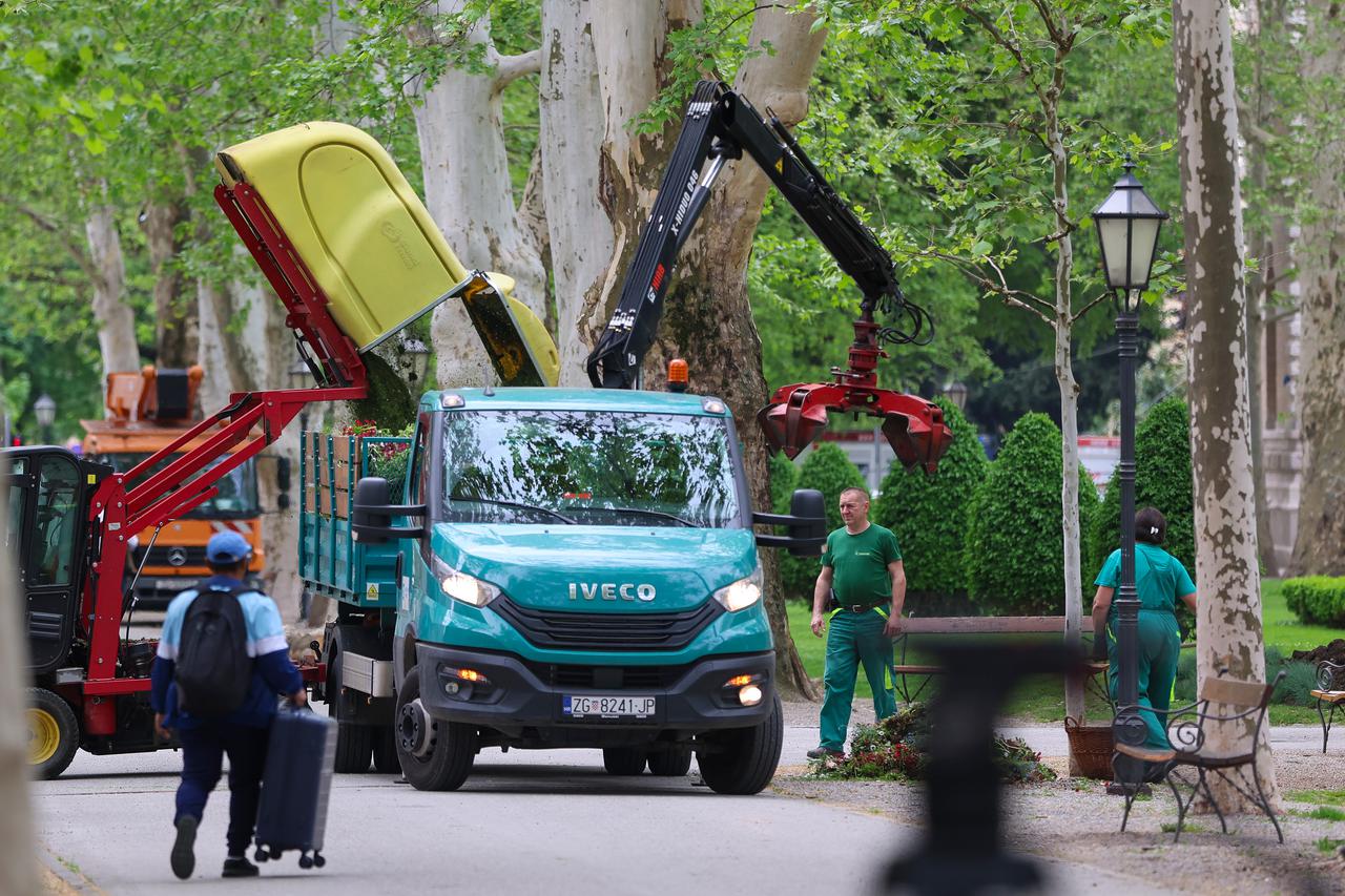 Zagreb: Vrijedni radnici Zrinjevca uređuju okoliš istoimenog parka