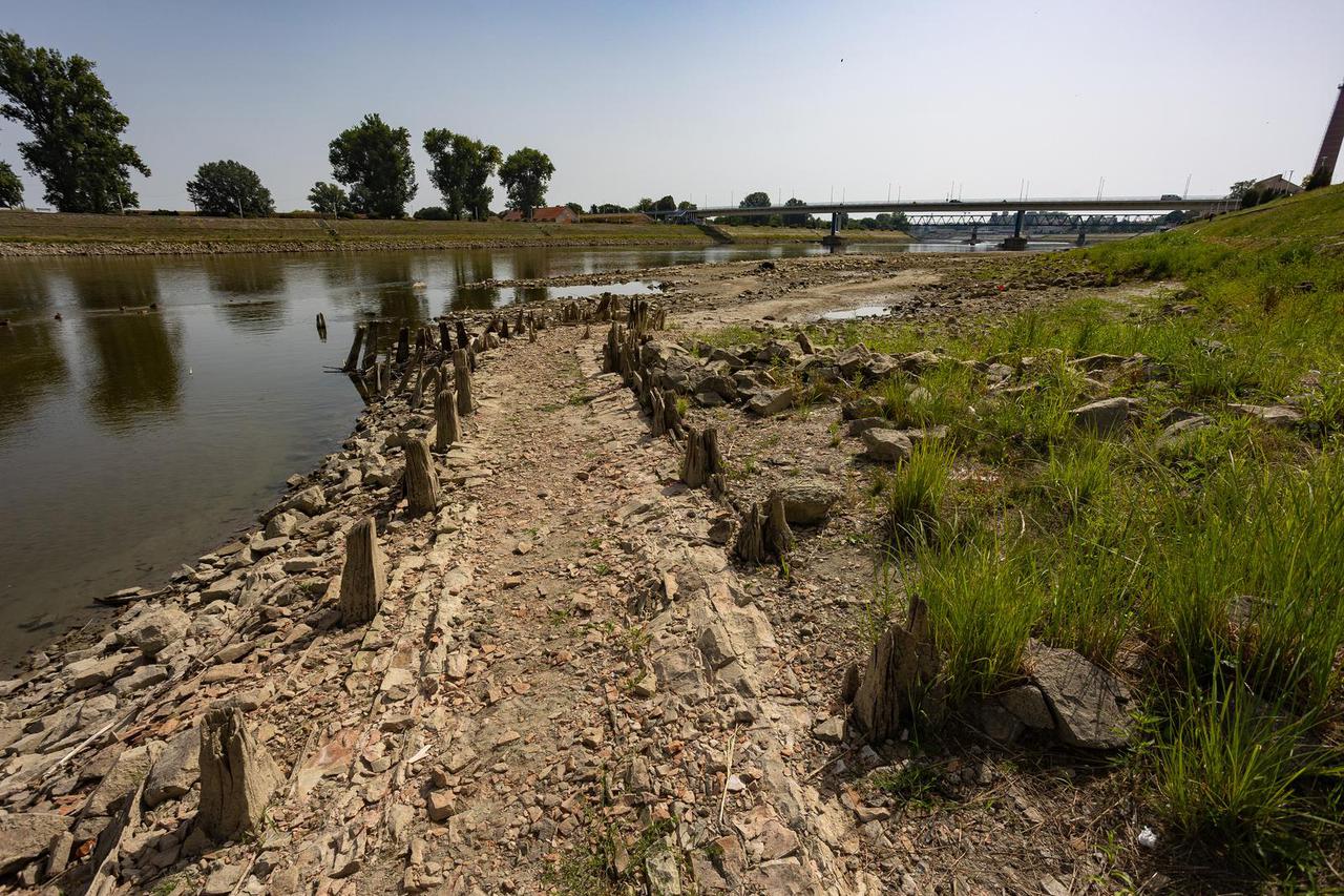 Osijek: ​Rekordno nizak vodostaj rijeke Drave