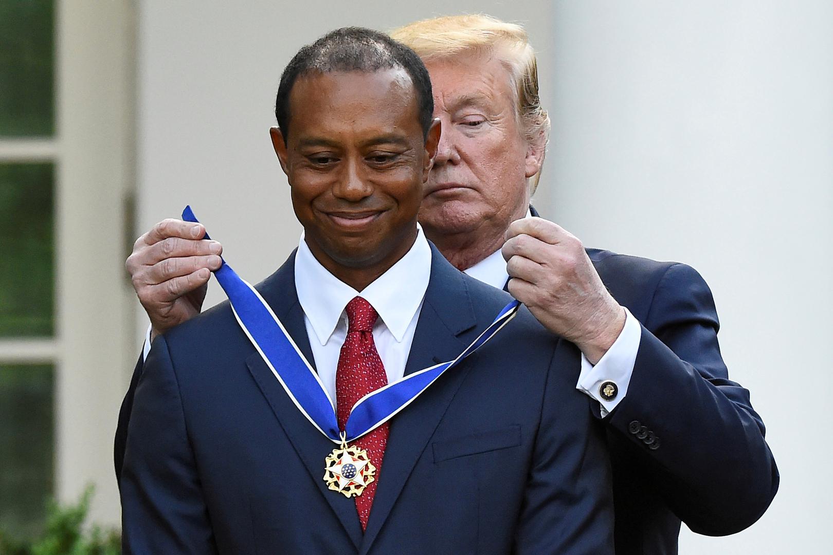 Woods, koji je u travnju osvojio svoj 15. "major" u karijeri, a prvi nakon 10 godina i 10 mjeseci trijumfirajući na Mastersu u Augusti, četvrti je golfer koji je primio takvo priznanje. 