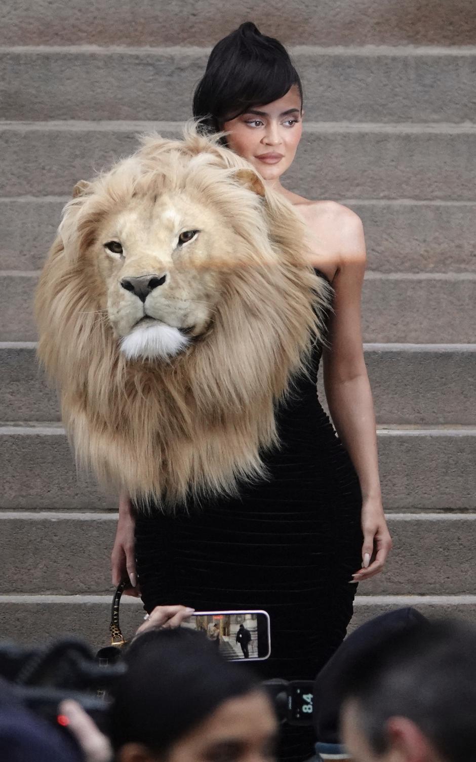 Kylie Jenner pojavila se s ogromnom lavljom glavom na reviji Schiaparellija na Pariškom tjednu mode