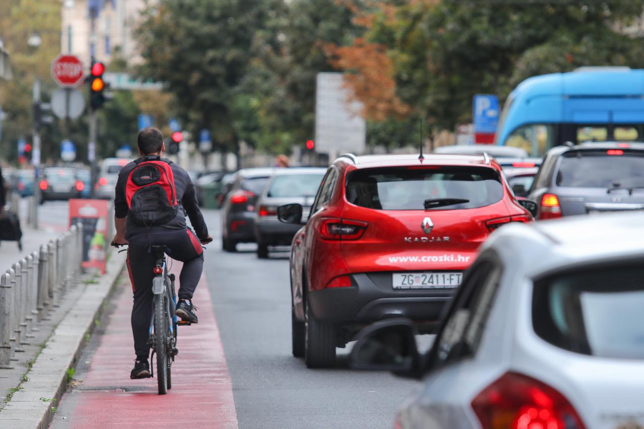 Biciklističke staze u Zagrebu - parkirani kombiji, prometuju skuteri i hodaju pješaci