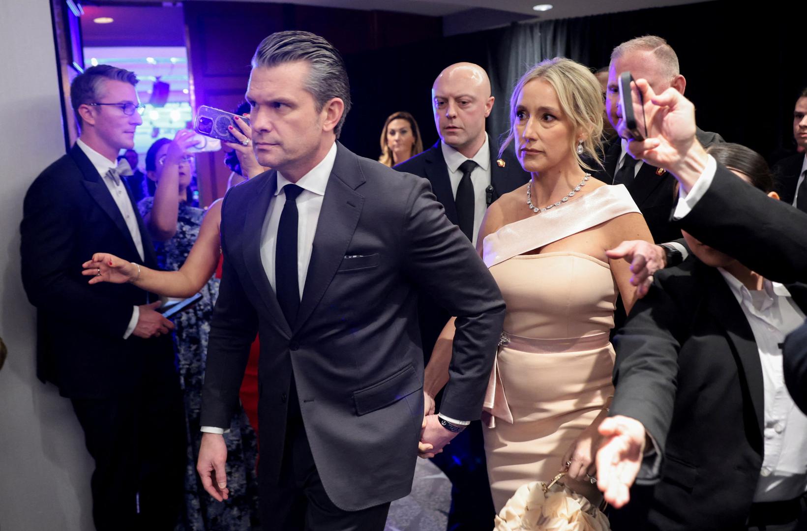 Nakon što je večeru Udruge dopisnika Bijele kuće (WHCA) obilježio trenutak kada je naoružani muškarac počeo pucati ispred ulaza u dvoranu u kojoj se u tom trenutku nalazio i predsjednik Donald Trump, to nije jedina tema koja se komentirala poslije. Ova večera okupila je neke od najmoćnijih imena u politici, medijima i zabavi u Washington Hotelu, a na meti se našla Jennifer Rauchet, supruga američkog ministra obrane Petea Hegsetha.