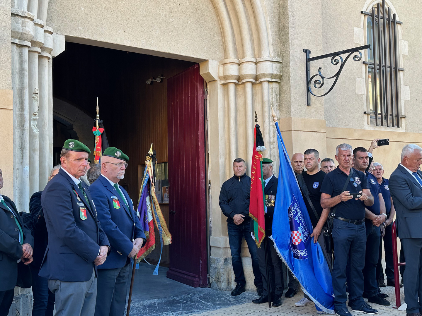 U katoličkoj crkvi “Notre Dame de Bon Voyage” u francuskom gradu Port la Nouvelle danas u utorak ujutro služena je sveta misa zadušnica i upriličen posljednji ispraćaj od generala zbora Hrvatske vojske Ante Rose koji je preminuo u 73. godini života.