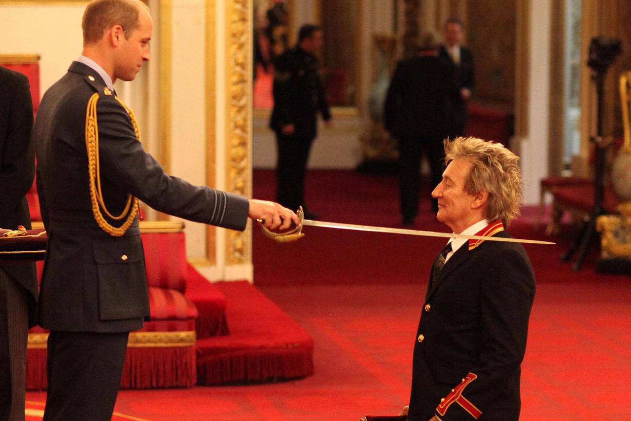 Rod Stewart dobio je vitešku titulu u Buckinghamskoj palači.