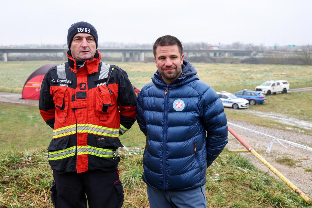 Zagreb: Izjave za medije pripadnika vatrogasaca i HGSS-a o potrazi za djetetom u rijeci Savi