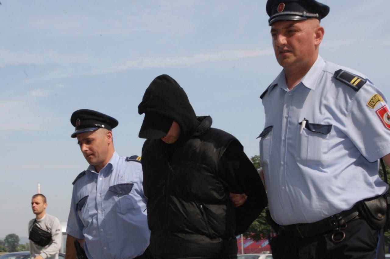 \'Banja Luka 24.09.2010 Privodjenje Igora Knezevica iz Banjaluke kod koga je policija nasla oko pola kg heroina,radio stanicu,oruzje i eksploziv. Snimio:dejna Moconja\'