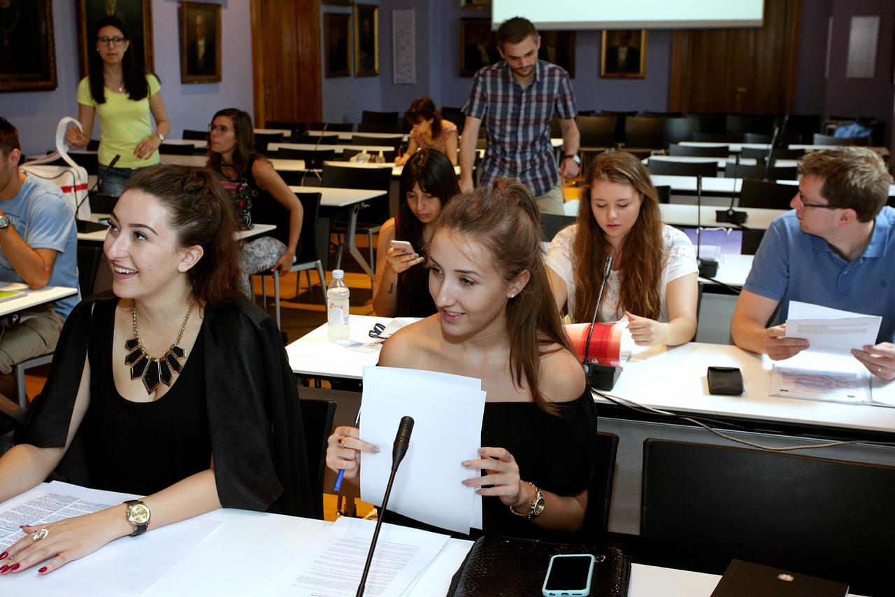 U Rektoratu Sveucilista u Zagrebu otvorena je skola hrvatskog jezika za iseljenike.