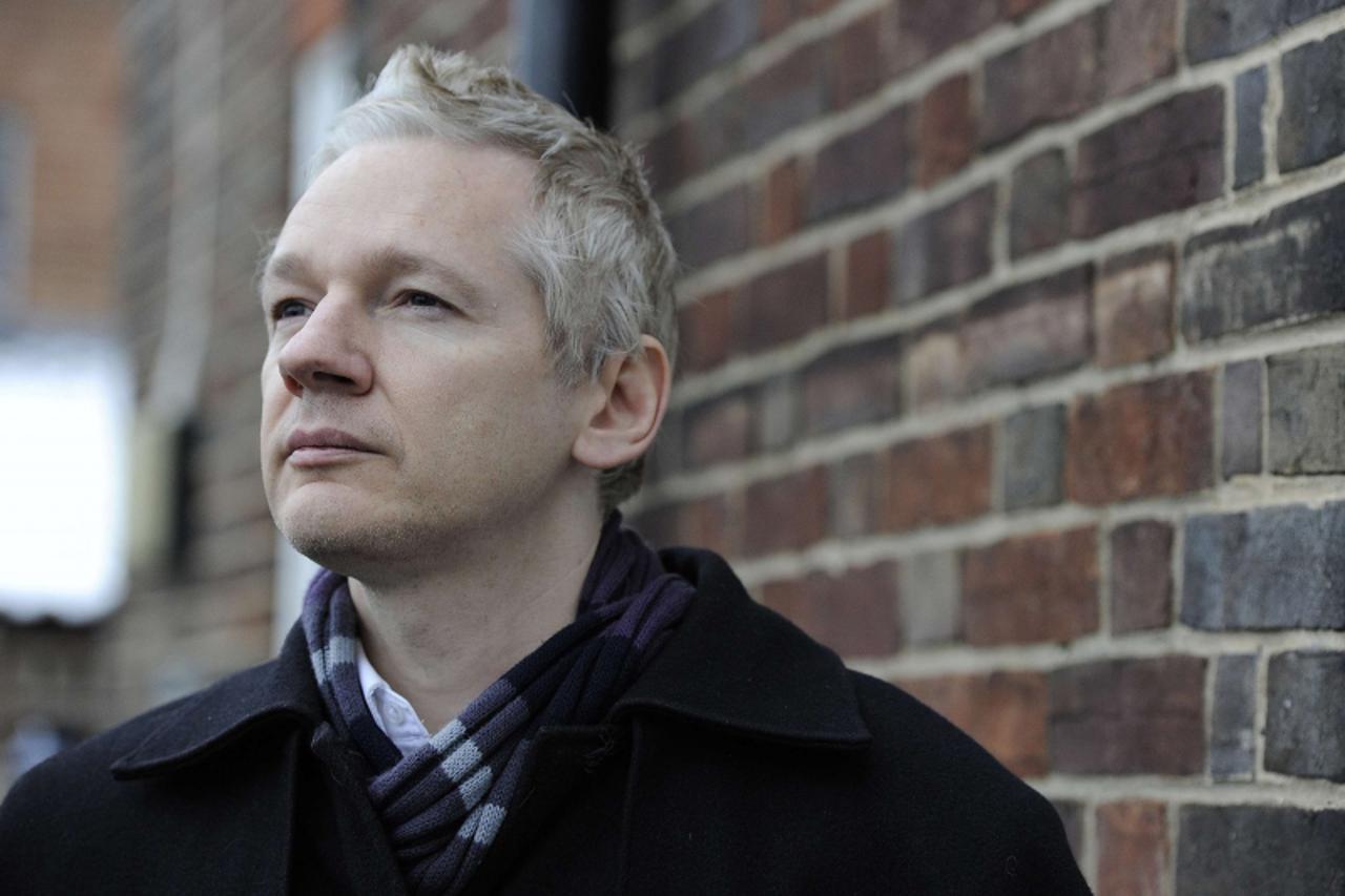 'WikiLeaks founder Julian Assange speaks to the media outside Beccles police station in Suffolk, England December 19, 2010. A daily visit to the police is one of the terms of his bail.  REUTERS/Paul H