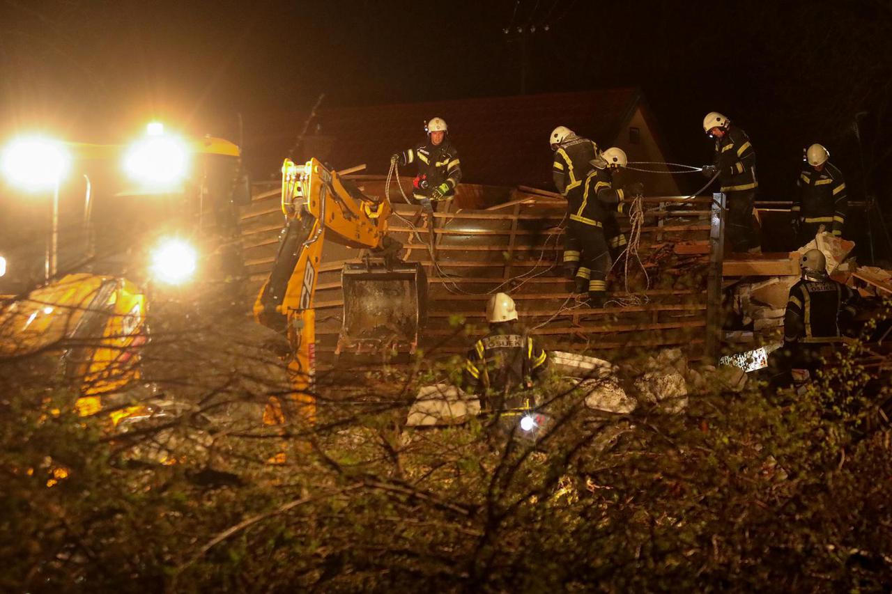 U eksploziji plinske boce u Bilju razrušena kuća, pod ruševinama traže muškarca