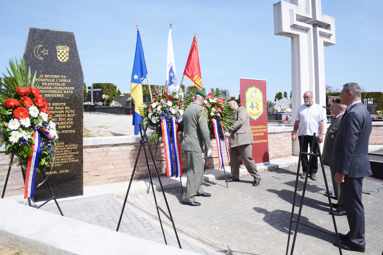 Postavljeno spomen obilježje poginulim Bošnjacima