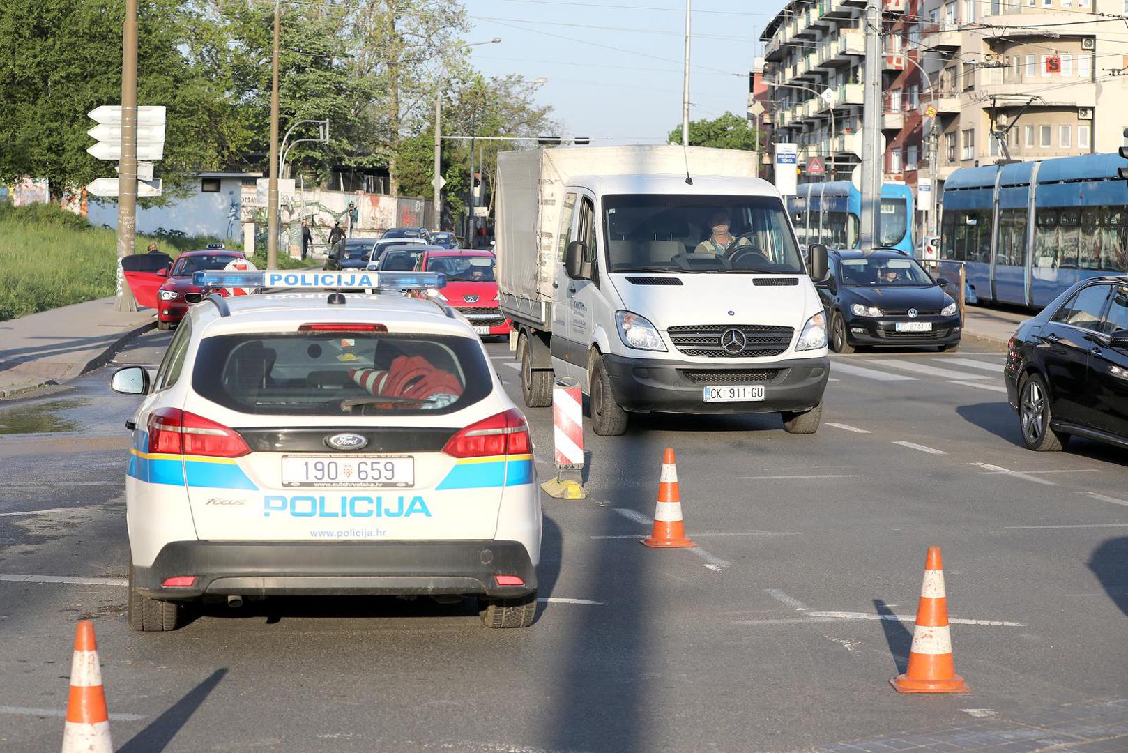 29.04.2022., Zagreb - Sanacija posljedica poplave na krizanju Drziceve i Branimirove do je koje je doslo zbog puknuca cijevi u Strojarskoj. Photo: Patrik Macek/PIXSELL