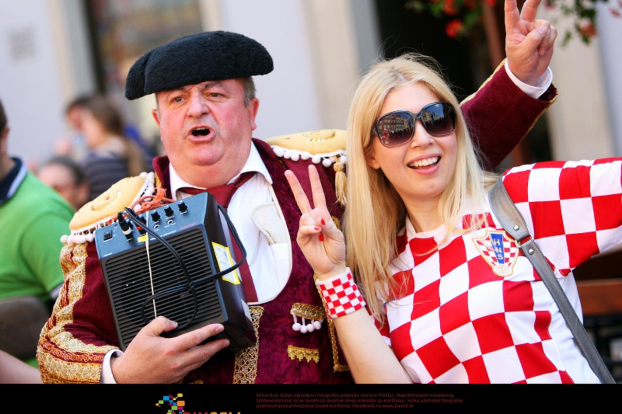 '18.06.2012., Gdanjsk - Hrvatski i spanjolski navijaci navijaju u gradu uoci vecerasnje utakmice Hrvatska - Spanjolska. Photo: Slavko Midzor/PIXSELL'