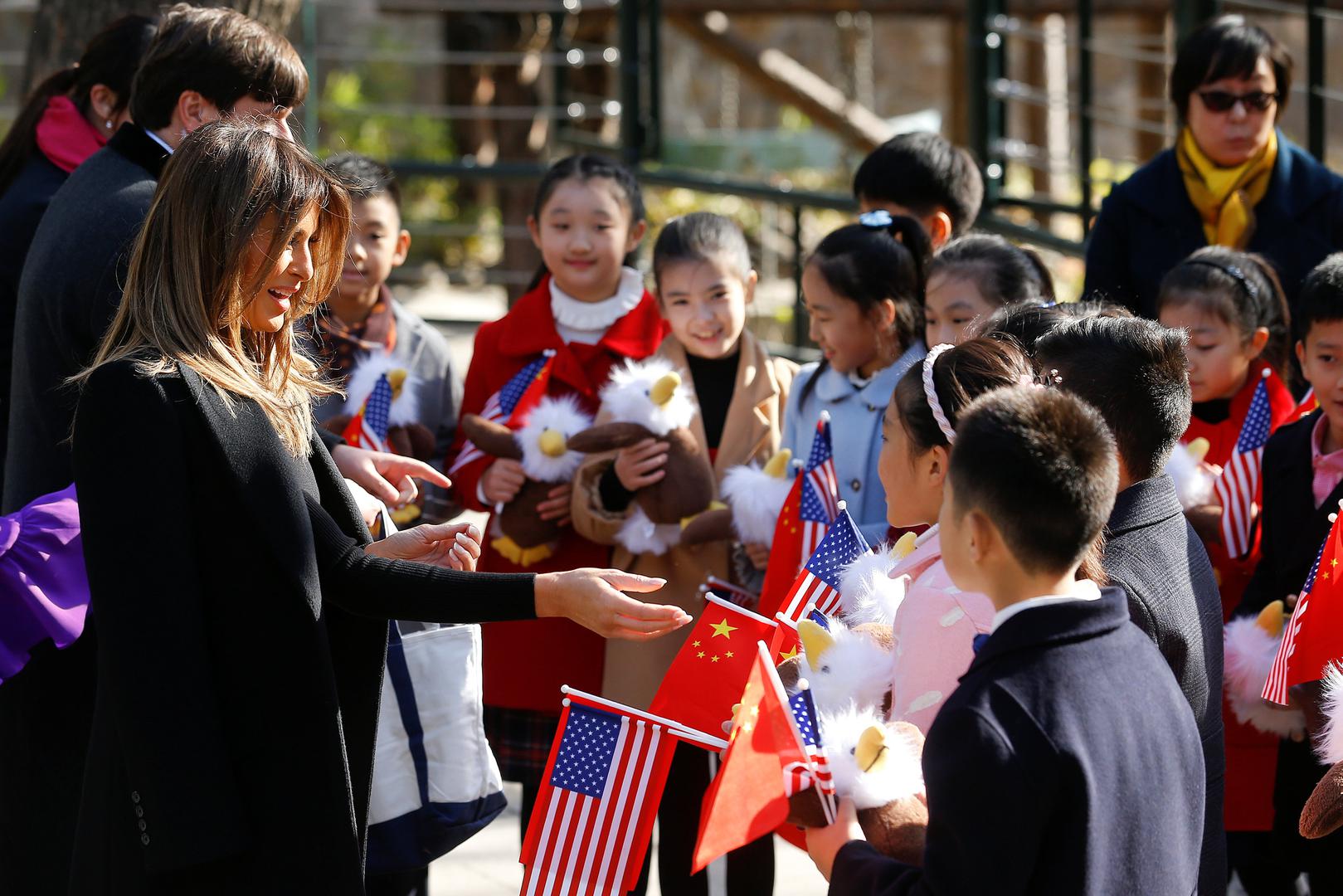 Pozdravila je i skupinu djece koja su mahala malenim kineskim i američkim zastavama i podijelila je plišane igračke nakon što je odslušala kako djeca izvode kineske narodne pjesme.
