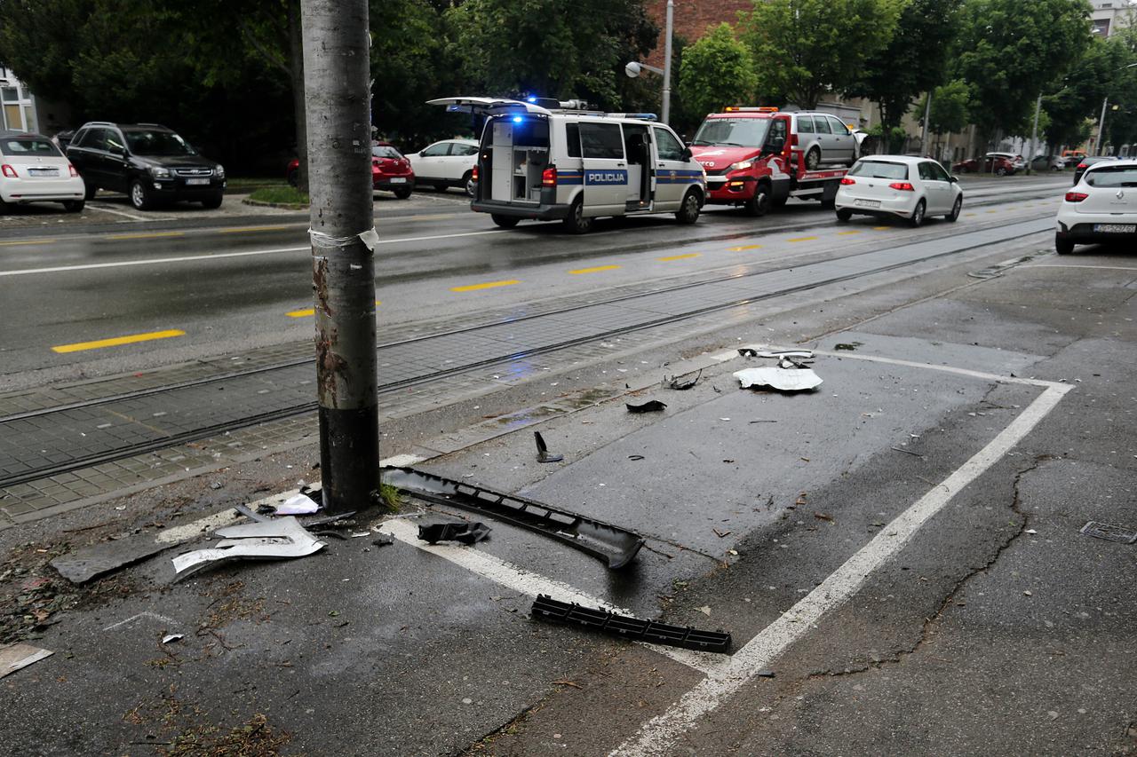 Zagreb: Osobnim automobilom zabio u rasvjetni stup na Maksimirskoj
