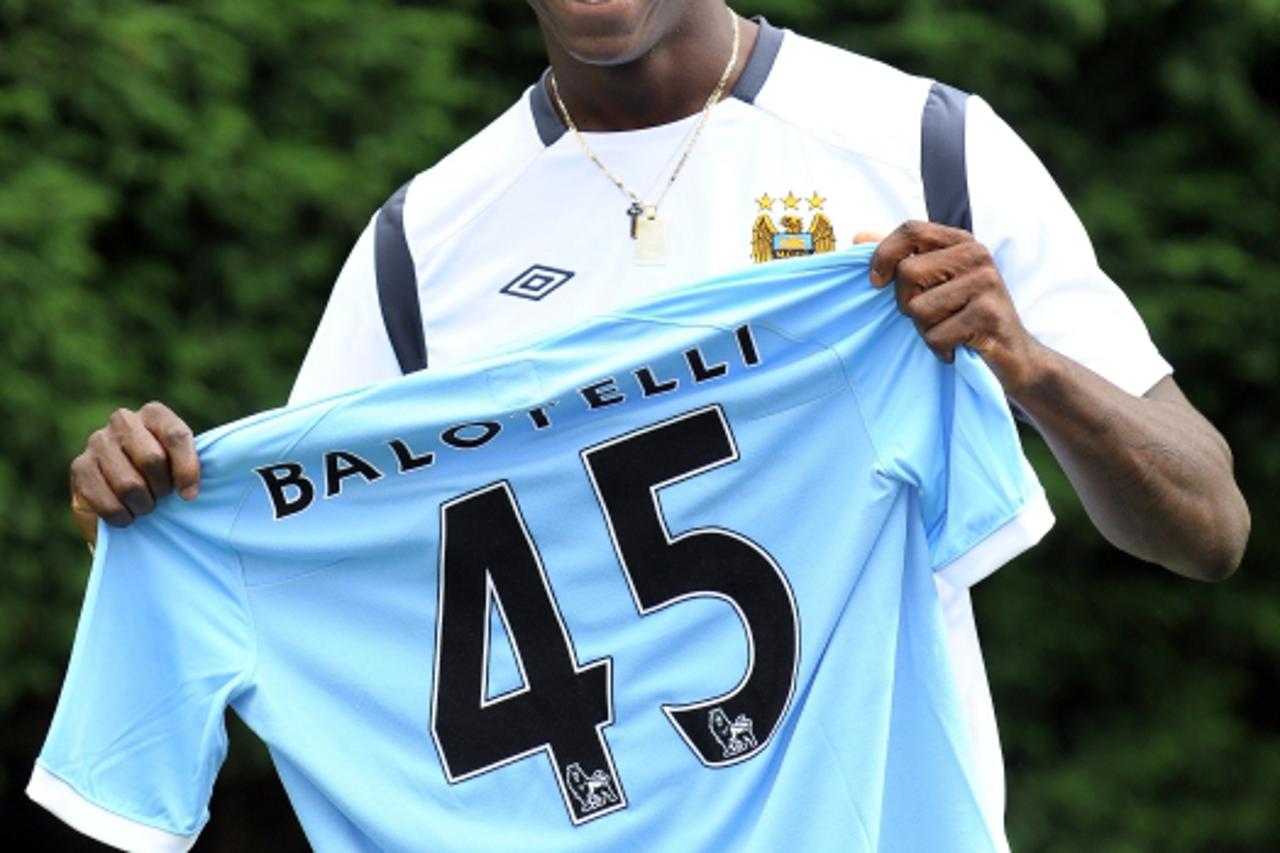 \'Italian footballer Mario Balotelli poses for photographers at Manchester City\'s Carrington training complex in Manchester, north-west England, on August 17, 2010. Balotelli agreed a five-year contr