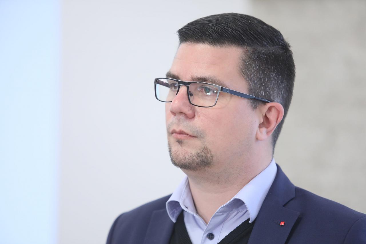 Zagreb: Domagoj Hajduković  komentirao u Saboru incident sa skidanjem hrvatske zastave