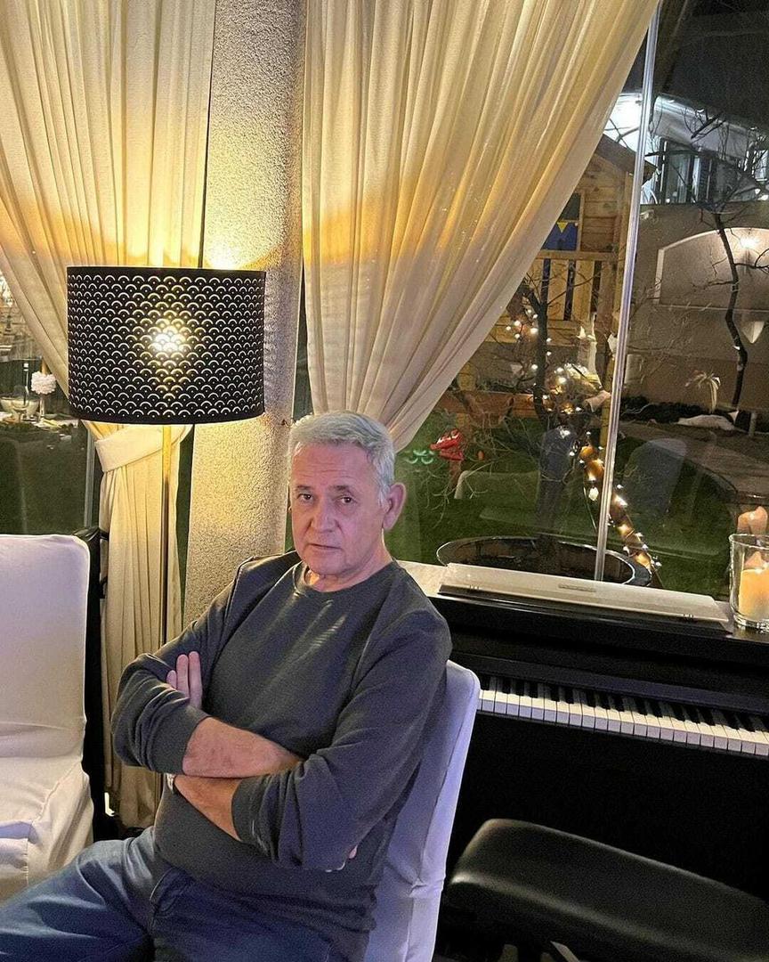 Snimke novouređenog interijera vile u nekoliko prilika podijelila je Željkova kći iz prvog braka Mina koja im često dođe u posjet.  Ona je pokazala da interijer doma odiše elegancijom i toplinom, prevladavaju svijetli tonovi, prirodni materijali i pažljivo odabrani detalji. Posebnu pažnju privlači klavir, koji prostoru daje dodatnu dozu profinjenosti i umjetničkog duha.