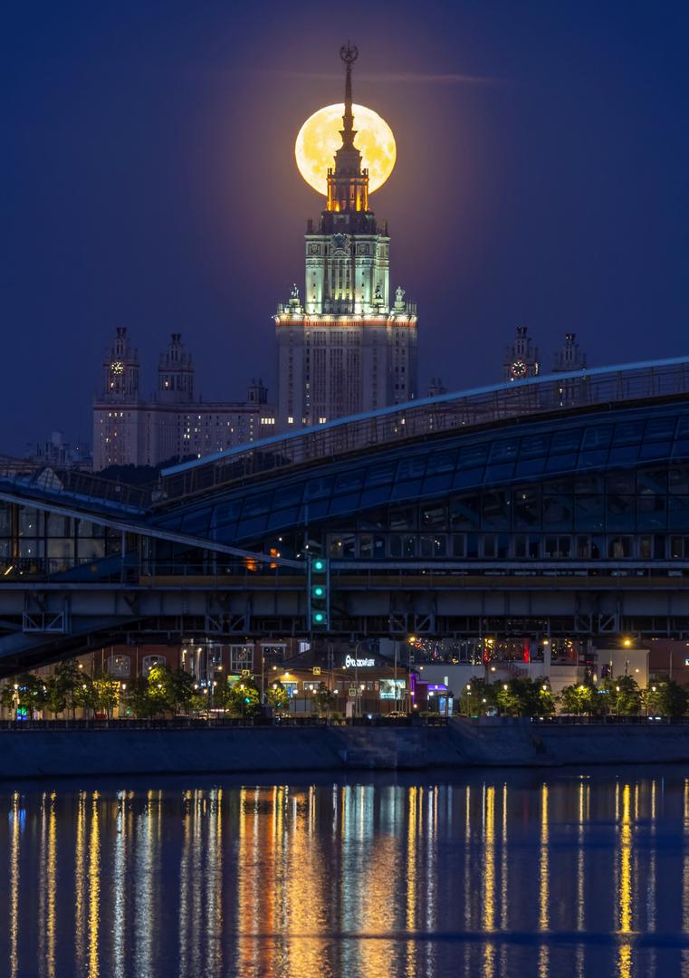 Protekla dva dana ljubitelji astronomije imali su prilike uživati u prizorima punog Mjeseca koji je sijao na nebu. 