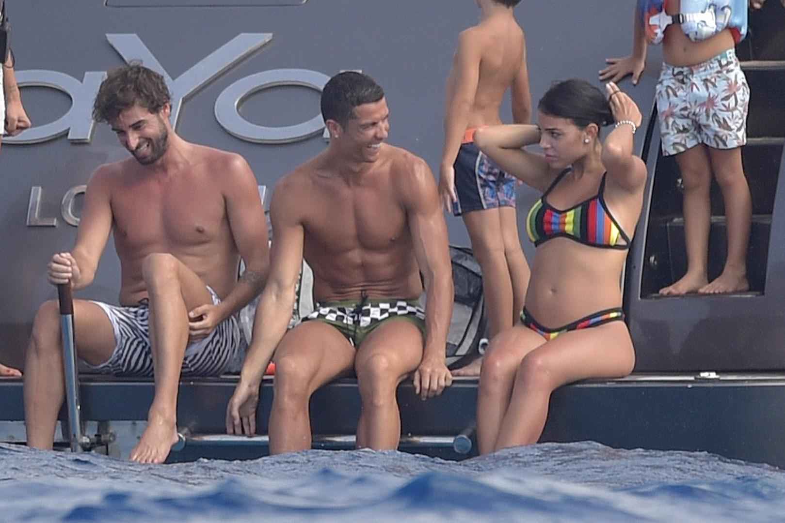 Cristiano Ronaldo i njegova djevojka Georgina Rodriguez s prijateljima uživaju na jahti na Ibizi.