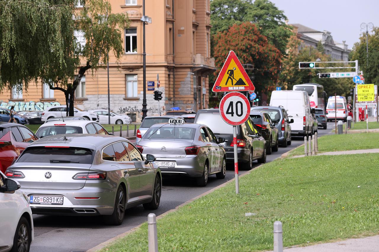 Zagreb: Zbog sudara na Trgu Republike Hrvatske usporen promet