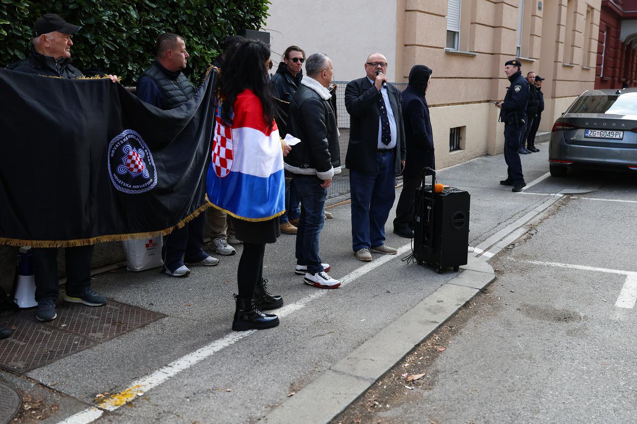 Zagreb: Prosvjed Dražena Keleminca i A-HSP pred kućom predsjednika Zorana Milanovića