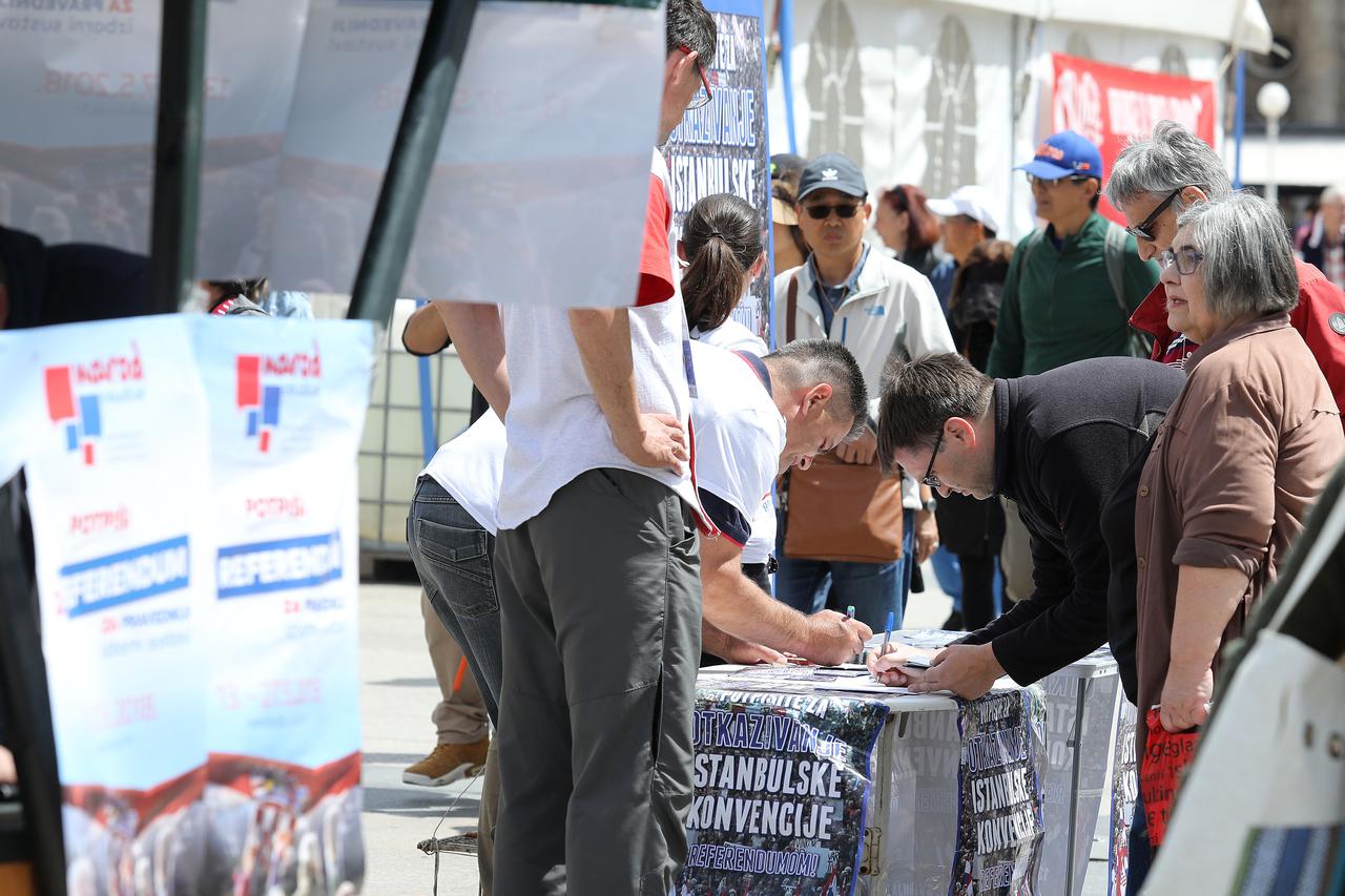 Potpisivanje za referendum na središnjem zagrebačkom trgu